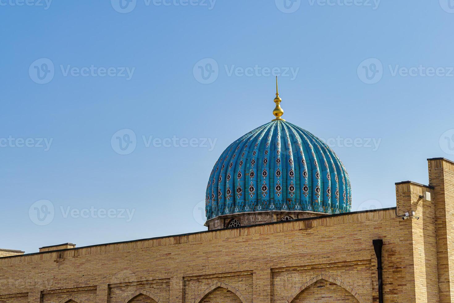 el azul Hazme de el musulmán mezquita en contra el azul cielo. foto