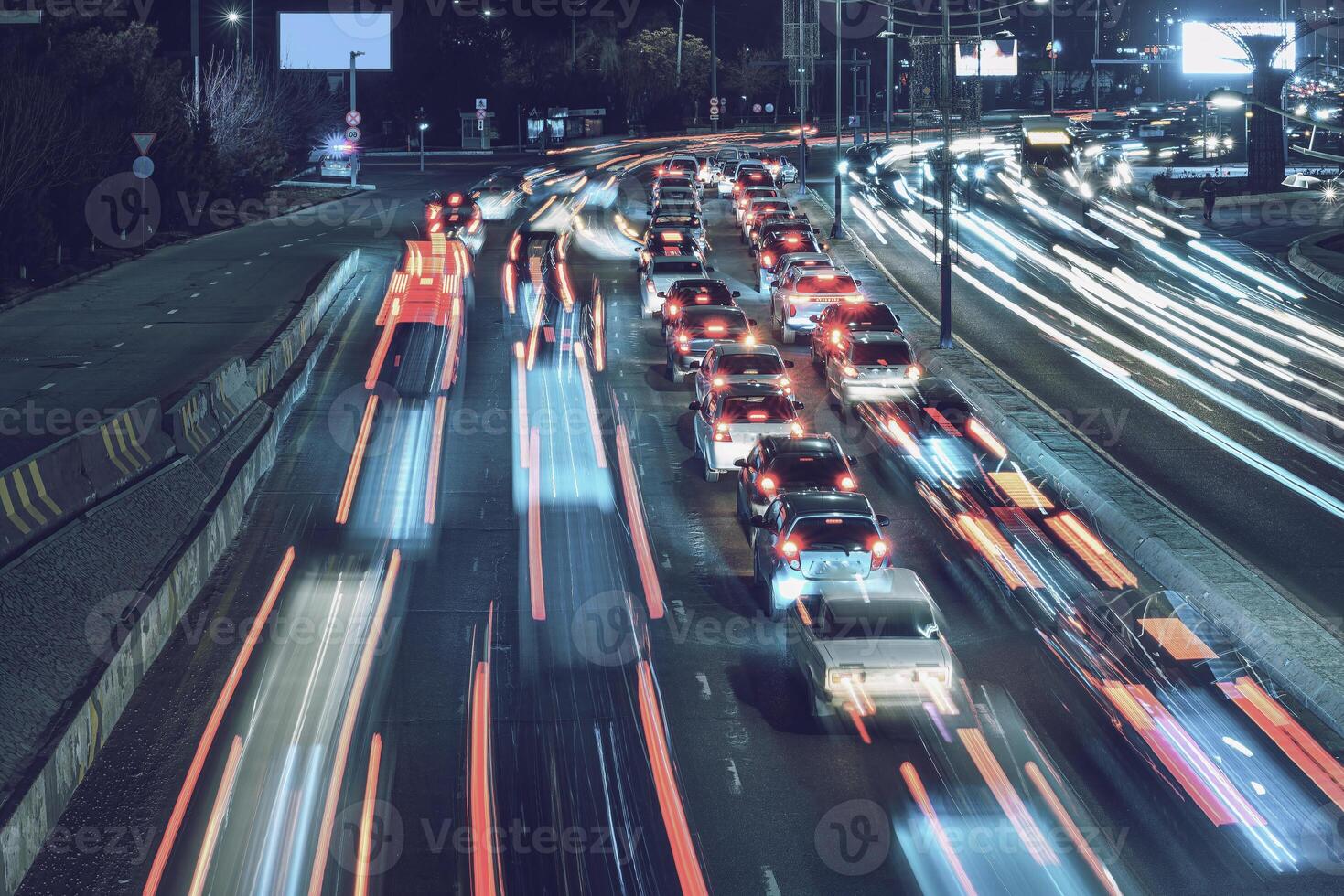 coche tráfico ligero a noche ciudad. foto