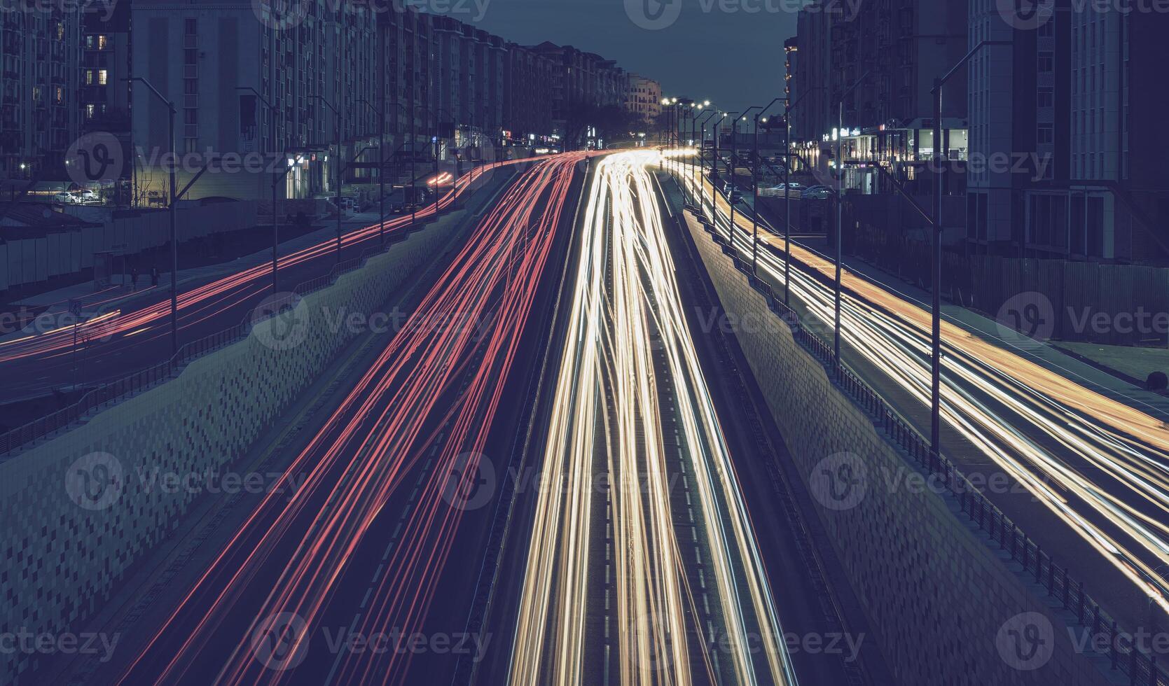 coche tráfico ligero a noche ciudad. foto