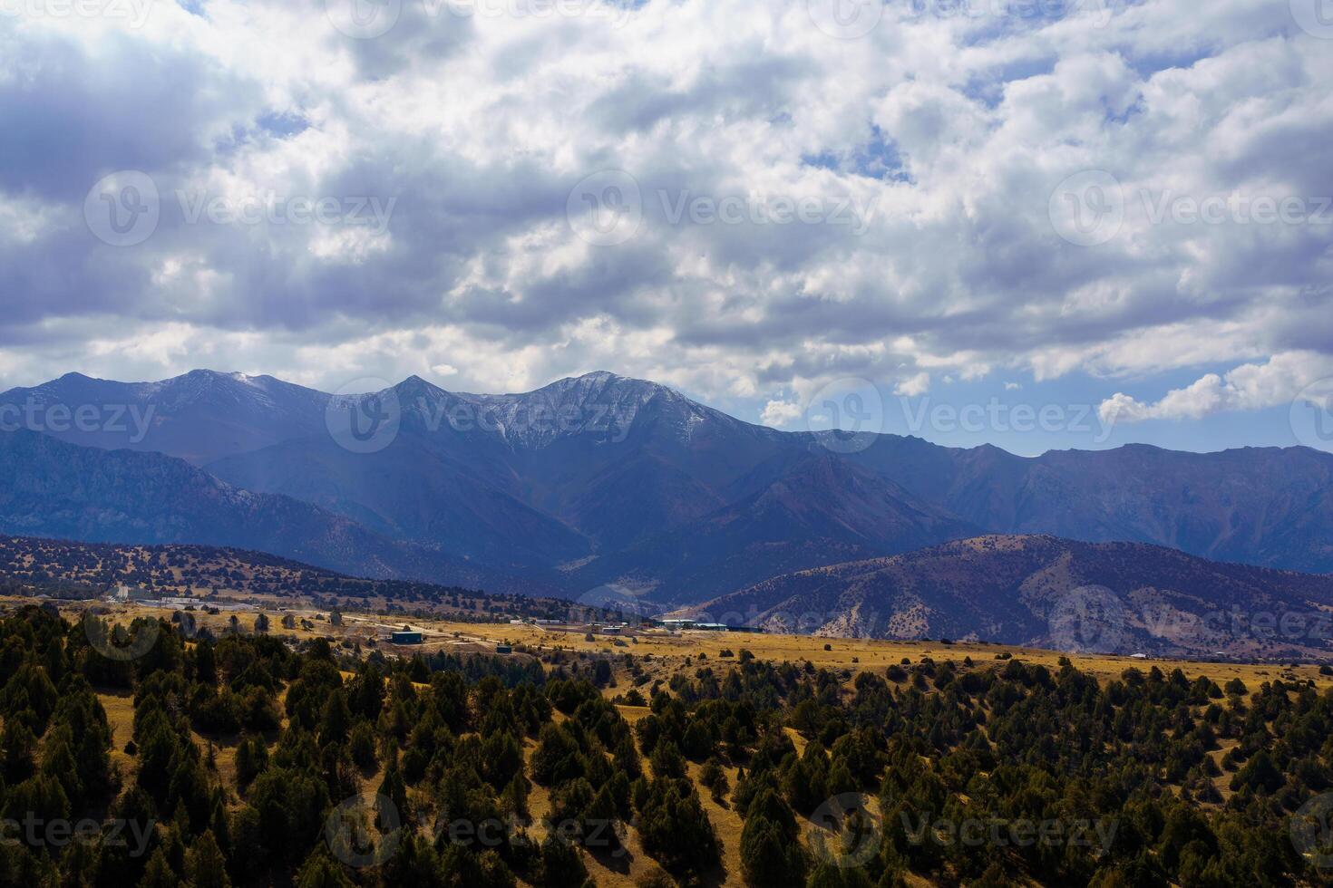 montañas cubierto con césped y arboles y nublado dramático cielo en un tiempo de día en zaamín reservar. foto