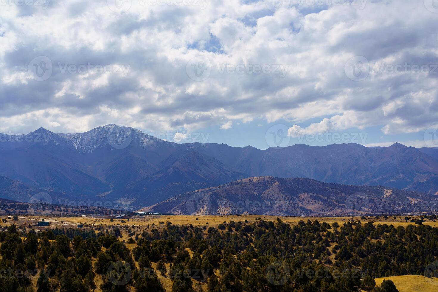 montañas cubierto con césped y arboles y nublado dramático cielo en un tiempo de día en zaamín reservar. foto