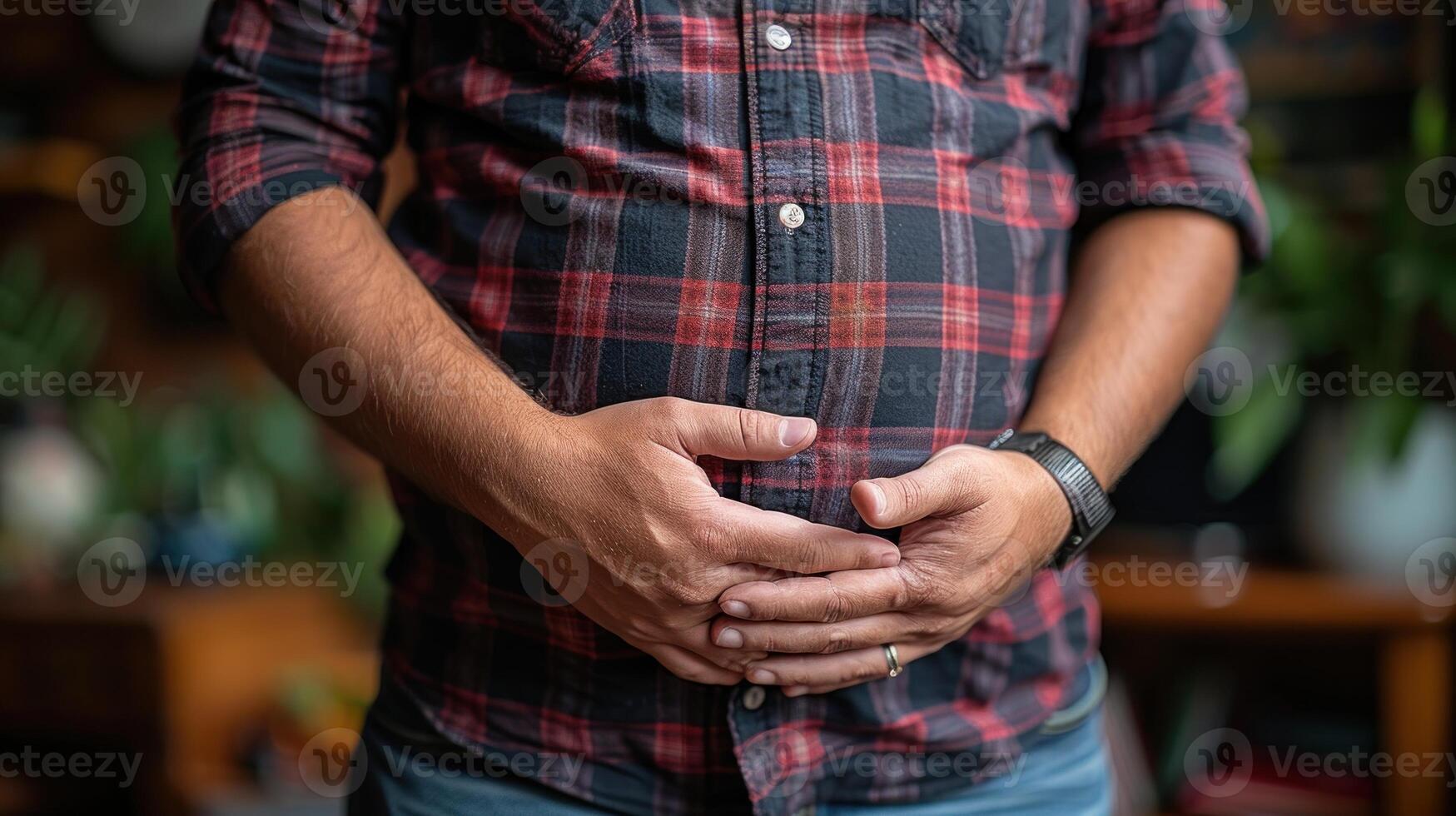 un hombre vistiendo un tartán camisa soportes con su manos abrochado juntos foto