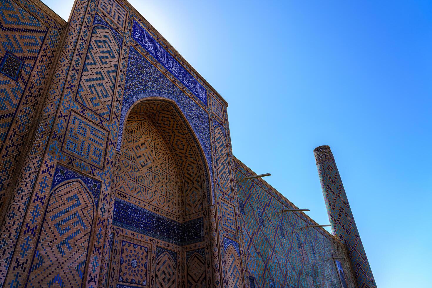 samarcanda, Uzbekistán - septiembre 27, 2023 registan cuadrado con ulugbek madraza, el famoso cuadrado en samarcanda, incluido en el la unesco mundo patrimonio sitio. foto