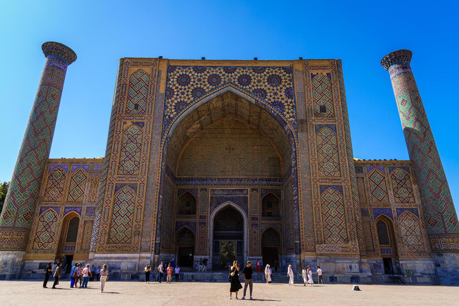 samarcanda, Uzbekistán - septiembre 27, 2023 registan cuadrado con ulugbek madraza, el famoso cuadrado en samarcanda, incluido en el la unesco mundo patrimonio sitio. foto