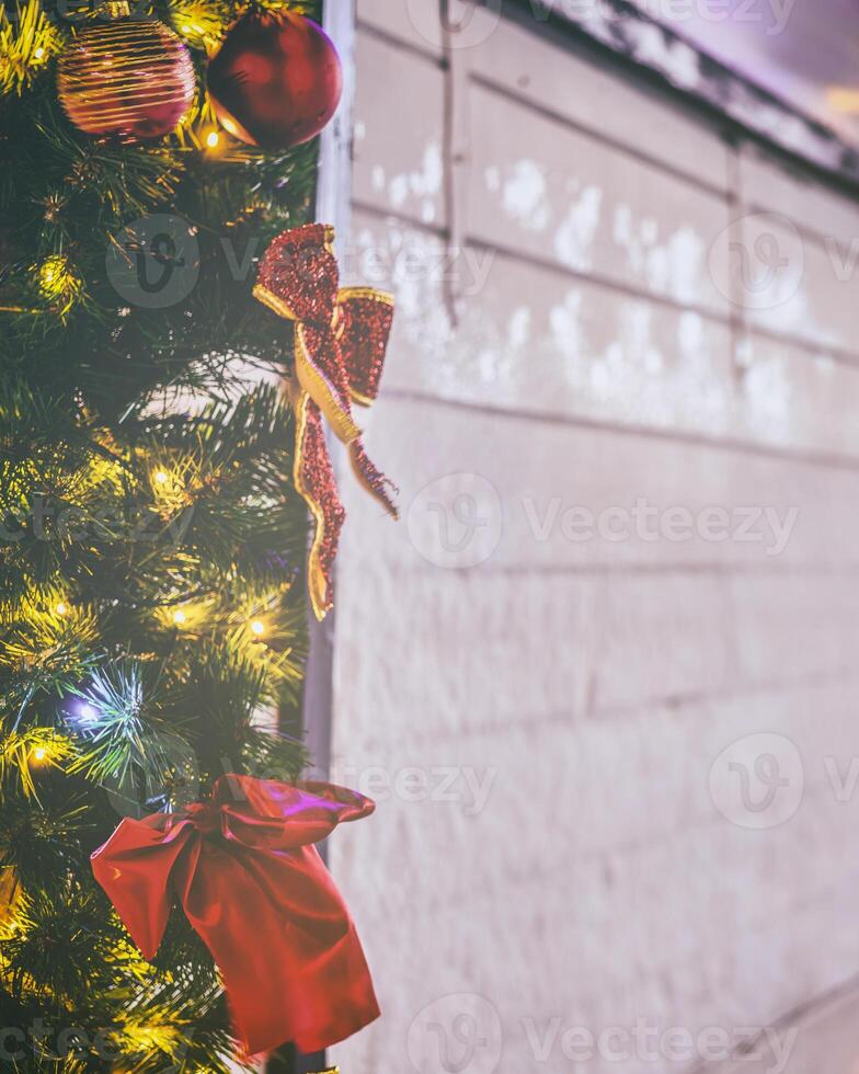 Navidad o nuevo años mercado en un Europa con casas decorado con juguete pelotas y guirnaldas a noche. Clásico película estético. foto