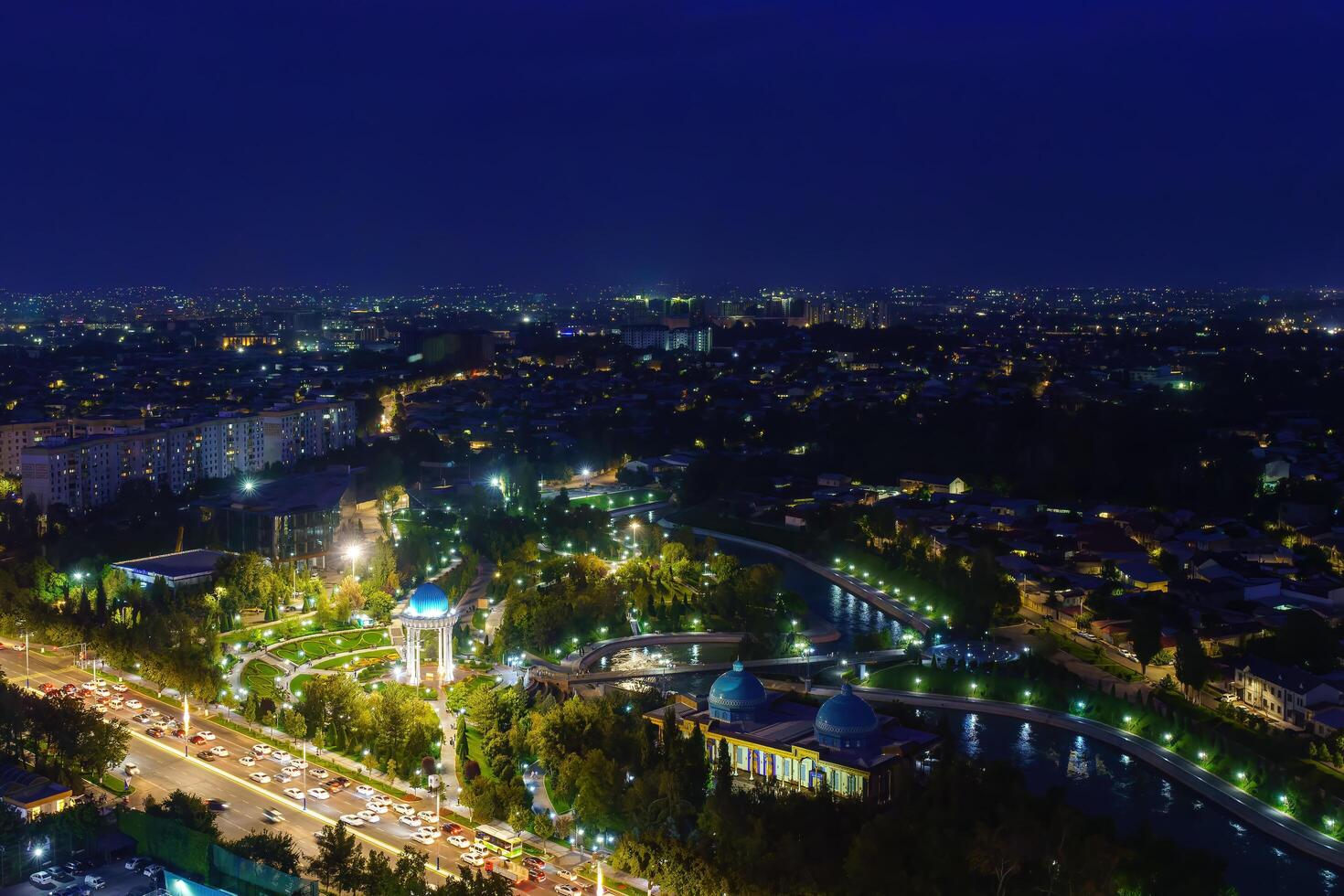 uzbekistán, Tashkent - septiembre 29, 2023 parte superior ver desde el observación cubierta en el Tashkent televisión torre a el central parte de el ciudad cubierto con niebla tóxica a Noche . aire polución. foto