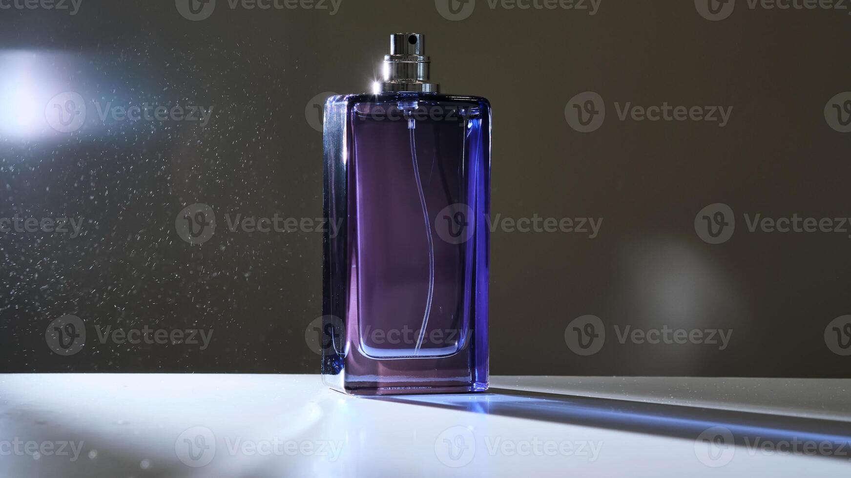 perfume rociar en un Violeta botella en un oscuro antecedentes. foto