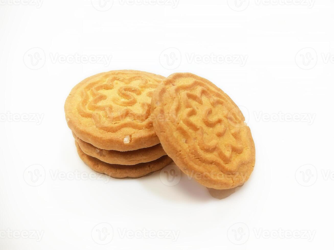 trigo galletas galletas - un apilar de delicioso trigo redondo galletas con un pocos migas aislado en blanco foto