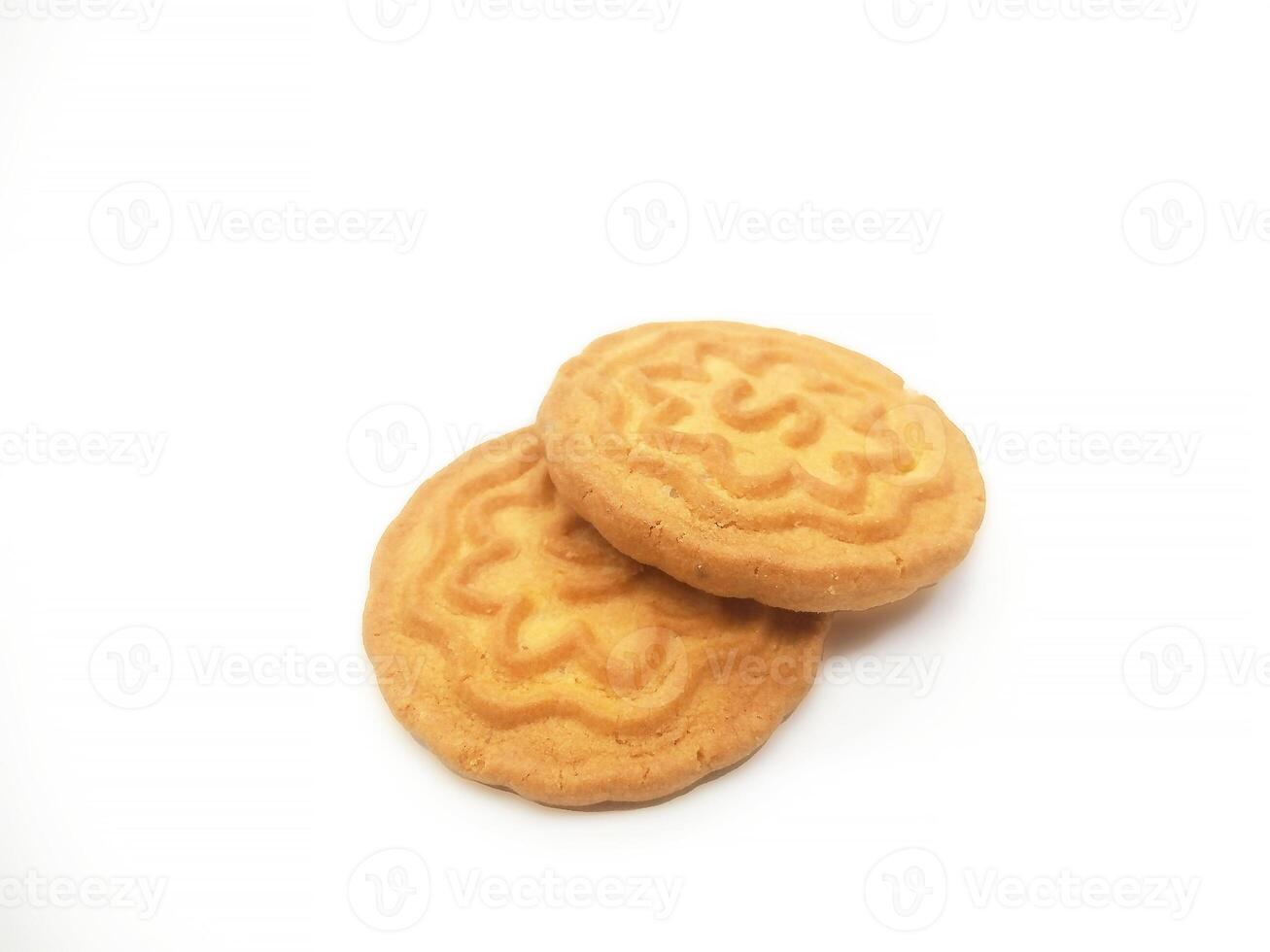 trigo galletas galletas - un apilar de delicioso trigo redondo galletas con un pocos migas aislado en blanco foto