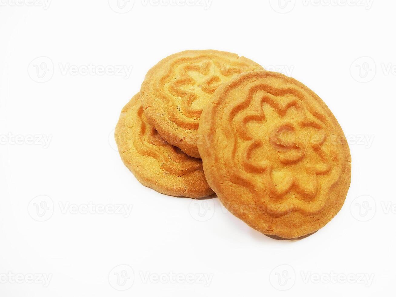 trigo galletas galletas - un apilar de delicioso trigo redondo galletas con un pocos migas aislado en blanco foto