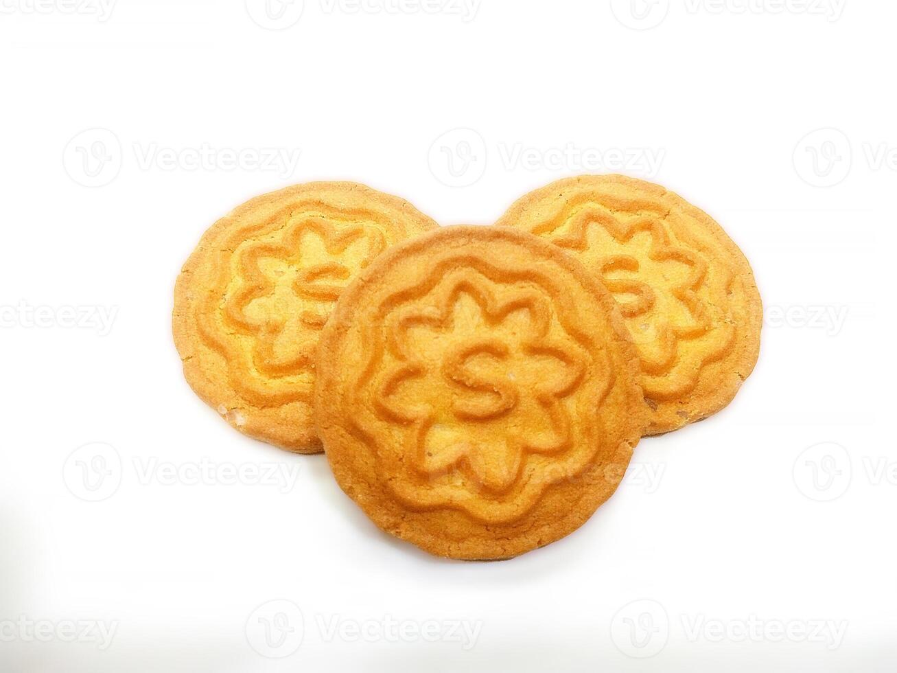 trigo galletas galletas - un apilar de delicioso trigo redondo galletas con un pocos migas aislado en blanco foto