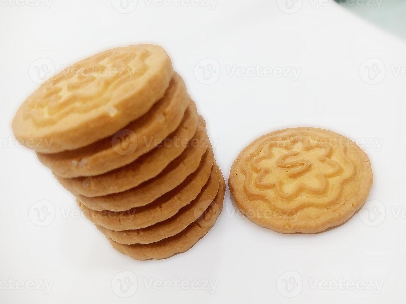 trigo galletas galletas - un apilar de delicioso trigo redondo galletas con un pocos migas aislado en blanco foto