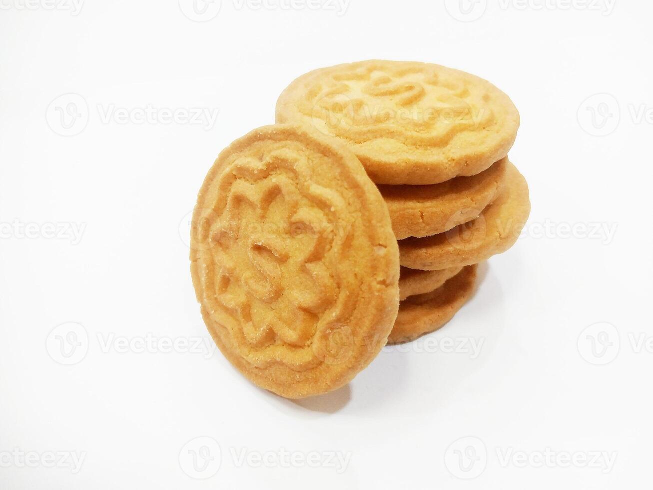 trigo galletas galletas - un apilar de delicioso trigo redondo galletas con un pocos migas aislado en blanco foto