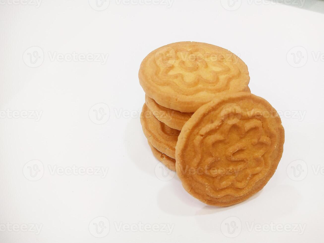 trigo galletas galletas - un apilar de delicioso trigo redondo galletas con un pocos migas aislado en blanco foto