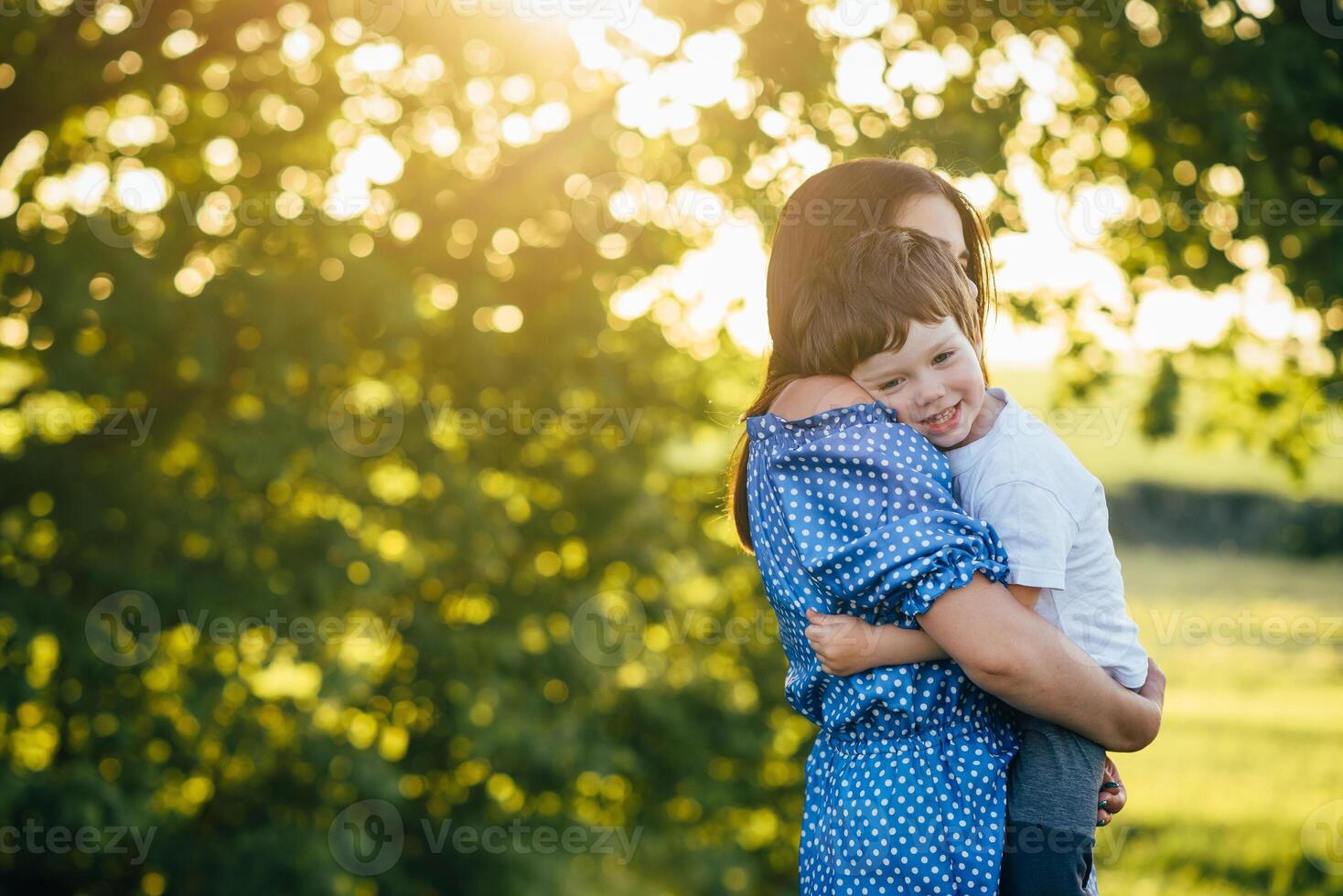 mamá y hijo tener un descanso y jugar en el naturaleza foto