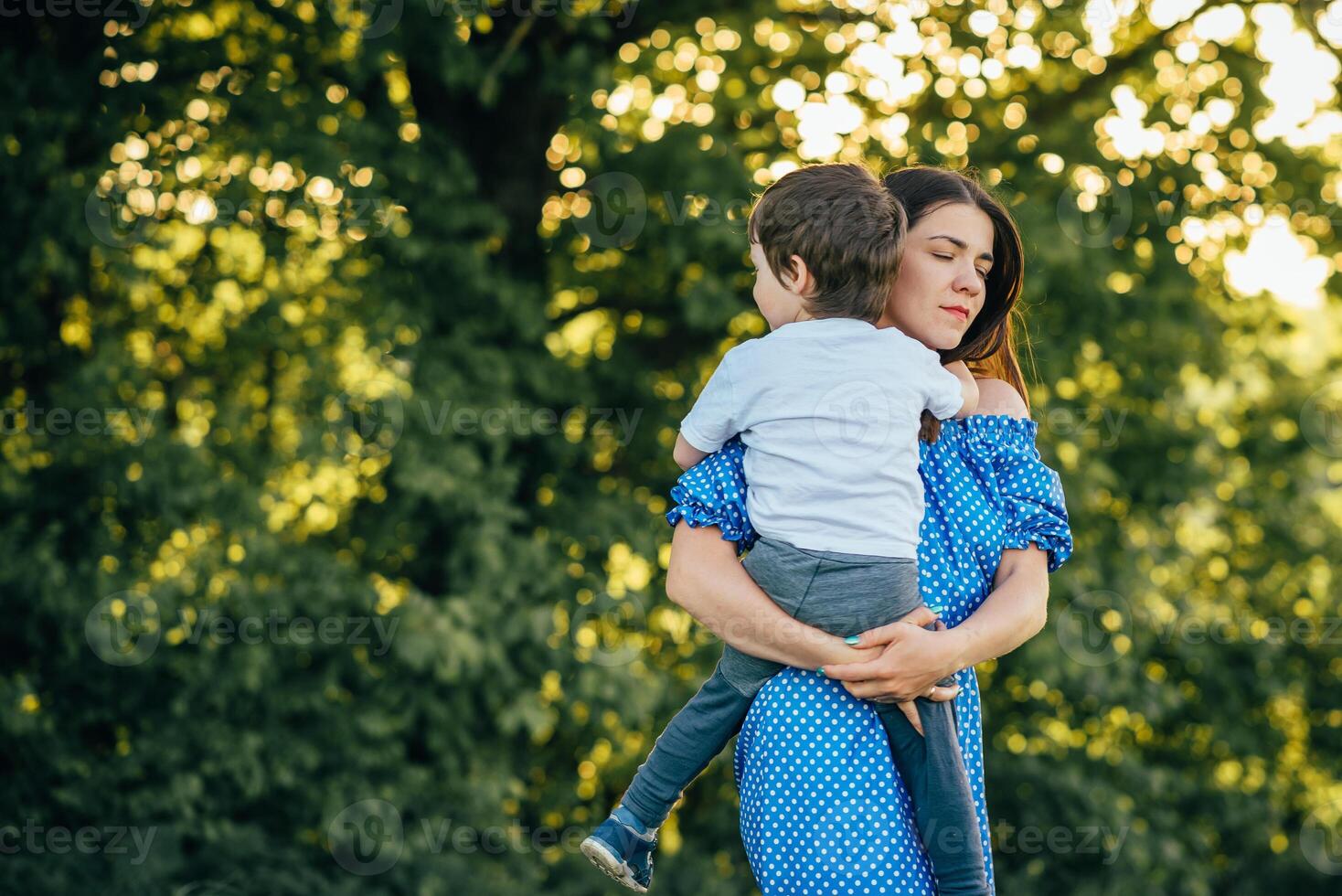 tener un pequeño pequeño hijo descansando en naturaleza foto