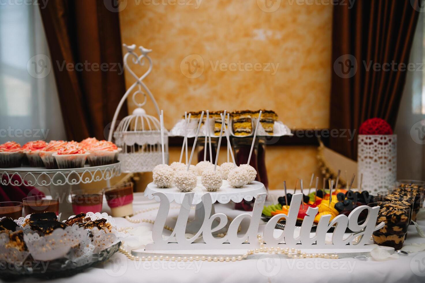 postres con frutas, mousse, galletas. diferente tipos de dulce pasteles, pequeño vistoso dulce pasteles, macarrón, y otro postres en el dulce bufé. caramelo bar para cumpleaños. foto