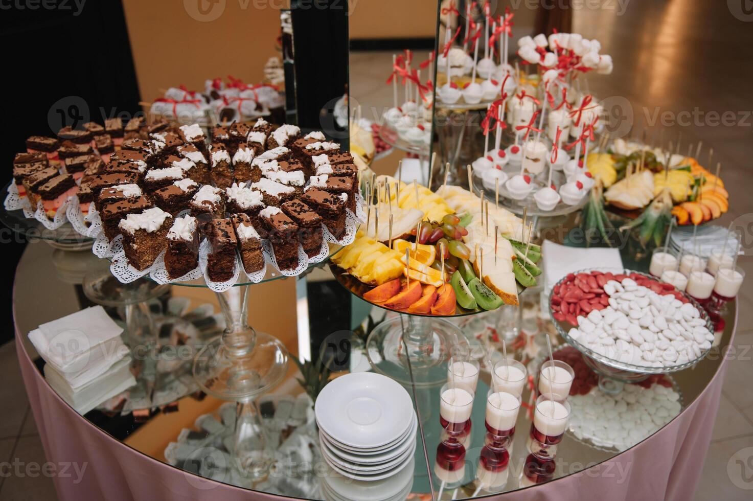 postres con frutas, mousse, galletas. diferente tipos de dulce pasteles, pequeño vistoso dulce pasteles, macarrón, y otro postres en el dulce bufé. caramelo bar para cumpleaños. foto