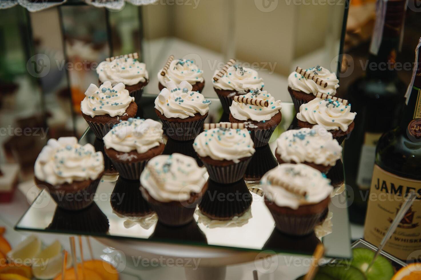 postres con frutas, mousse, galletas. diferente tipos de dulce pasteles, pequeño vistoso dulce pasteles, macarrón, y otro postres en el dulce bufé. caramelo bar para cumpleaños. foto