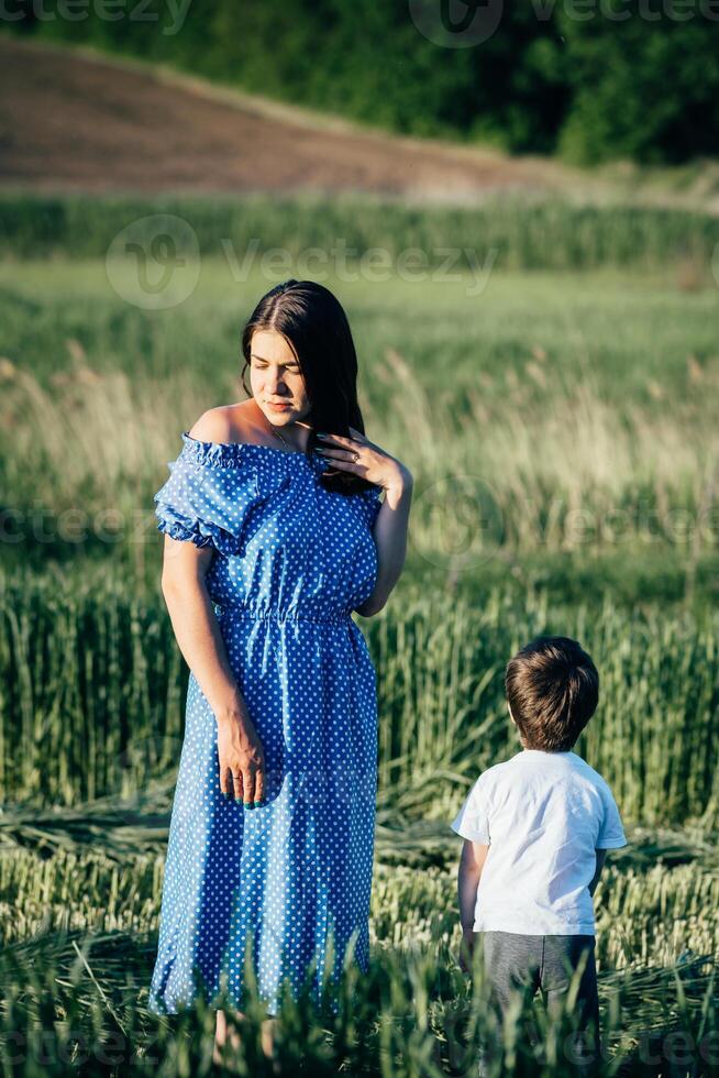 tener un pequeño pequeño hijo descansando en naturaleza foto