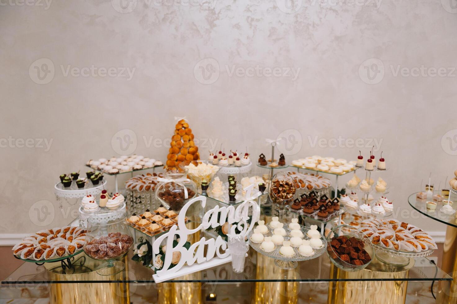 postres con frutas, mousse, galletas. diferente tipos de dulce pasteles, pequeño vistoso dulce pasteles, macarrón, y otro postres en el dulce bufé. caramelo bar para cumpleaños. foto