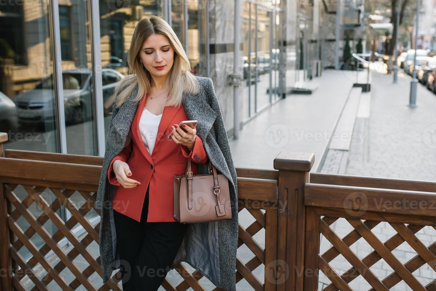 joven de moda negocio mujer en prisa en ciudad calle, hablando en móvil teléfono. foto