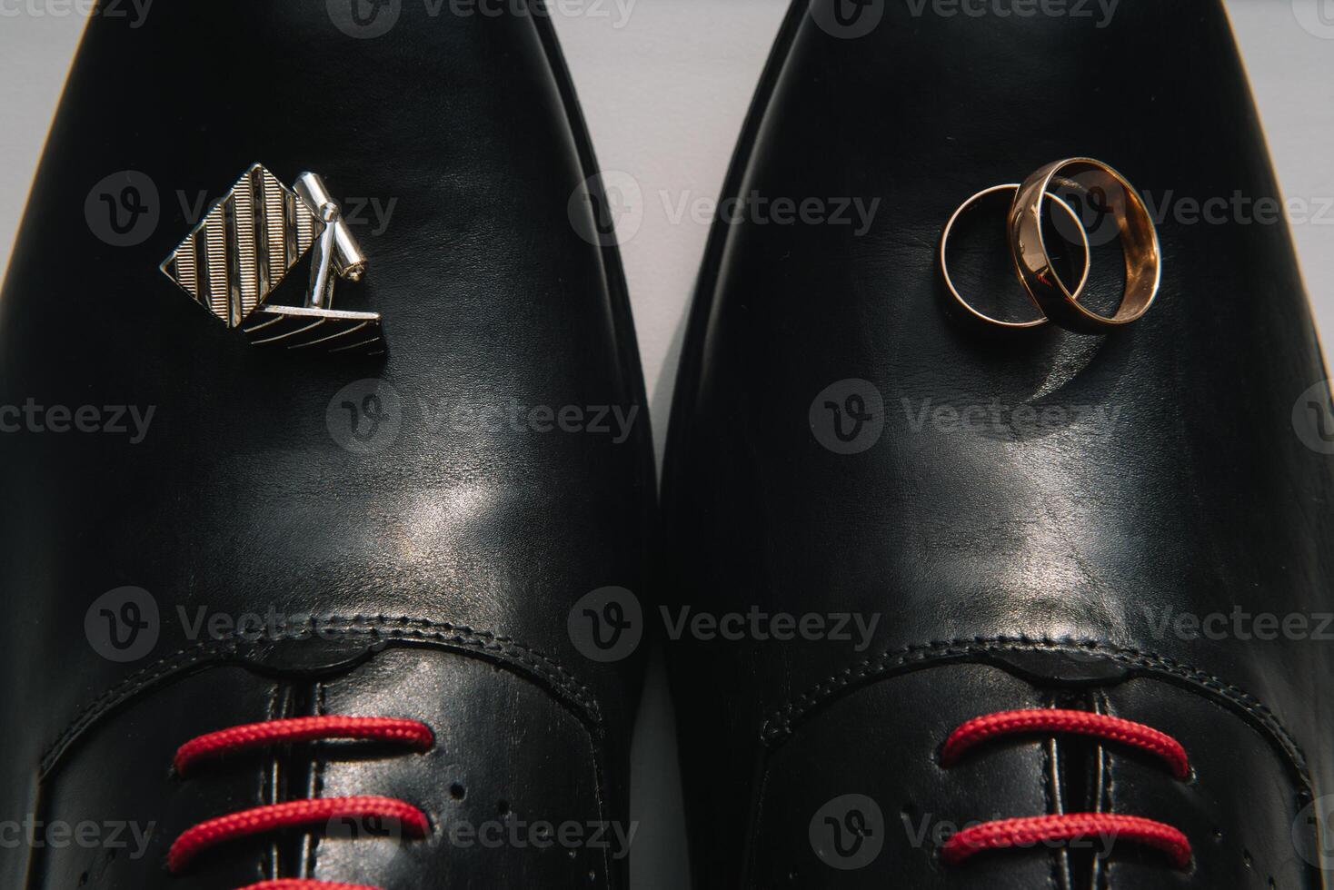 de los hombres cuero zapatos, relojes y gemelos en el antecedentes de un marrón mesa. ropa accesorios empresario. concepto de novios accesorios a Boda día foto