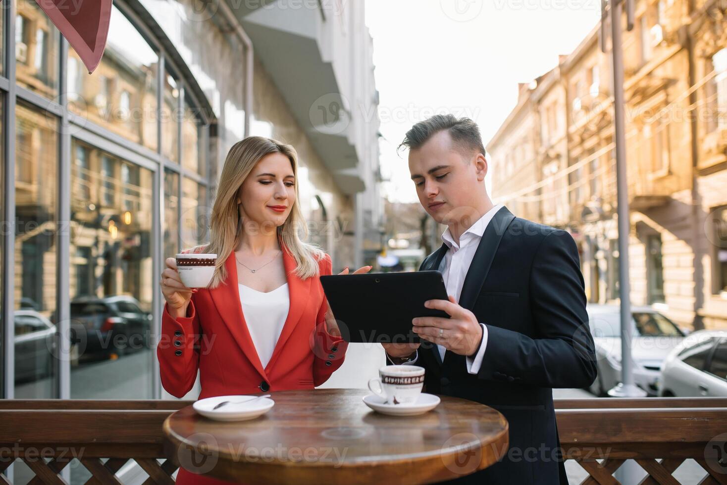 hermoso y confidente empresario utilizando ordenador portátil computadora y tecnología artilugio teléfono inteligente al aire libre que se discute con hermosa negocio compañero .nuevo moderno negocio personas estilo de vida foto