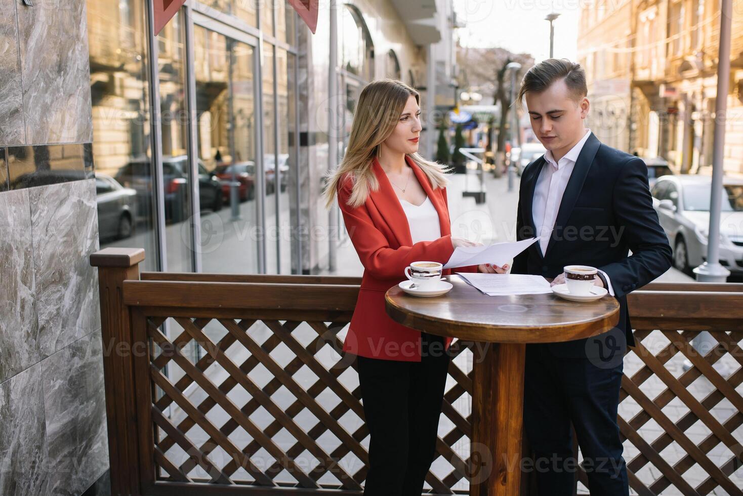 joven Pareja de profesionales chateando durante un café descanso. foto