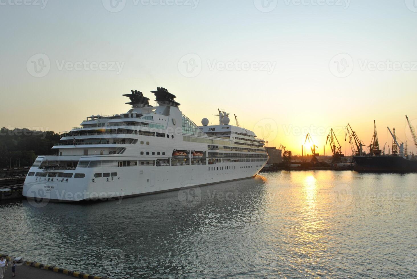 lujo crucero Embarcacion navegación a Puerto en amanecer. foto