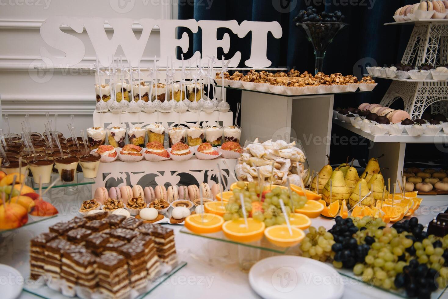 postres con frutas, mousse, galletas. diferente tipos de dulce pasteles, pequeño vistoso dulce pasteles, macarrón, y otro postres en el dulce bufé. caramelo bar para cumpleaños. foto