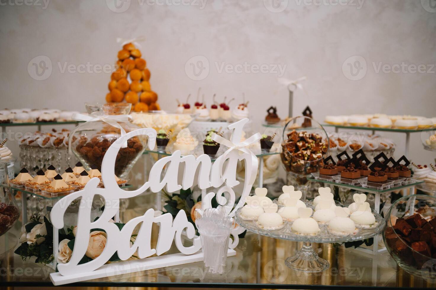 postres con frutas, mousse, galletas. diferente tipos de dulce pasteles, pequeño vistoso dulce pasteles, macarrón, y otro postres en el dulce bufé. caramelo bar para cumpleaños. foto