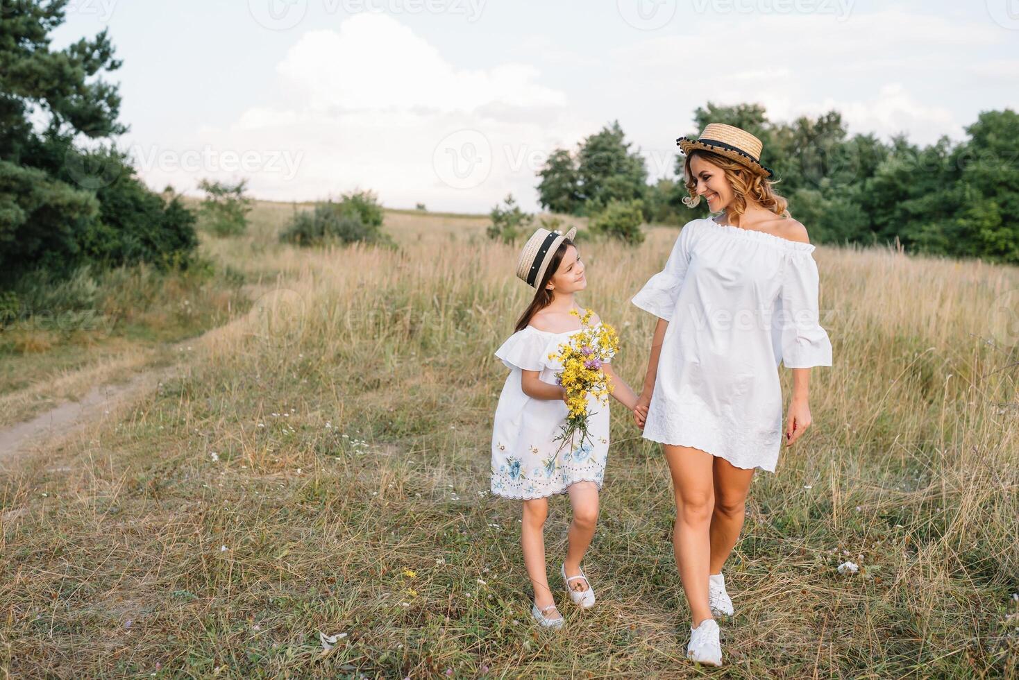 madre y hija teniendo divertido en el parque. felicidad y armonía en familia vida. belleza naturaleza escena con familia al aire libre estilo de vida. de la madre día foto