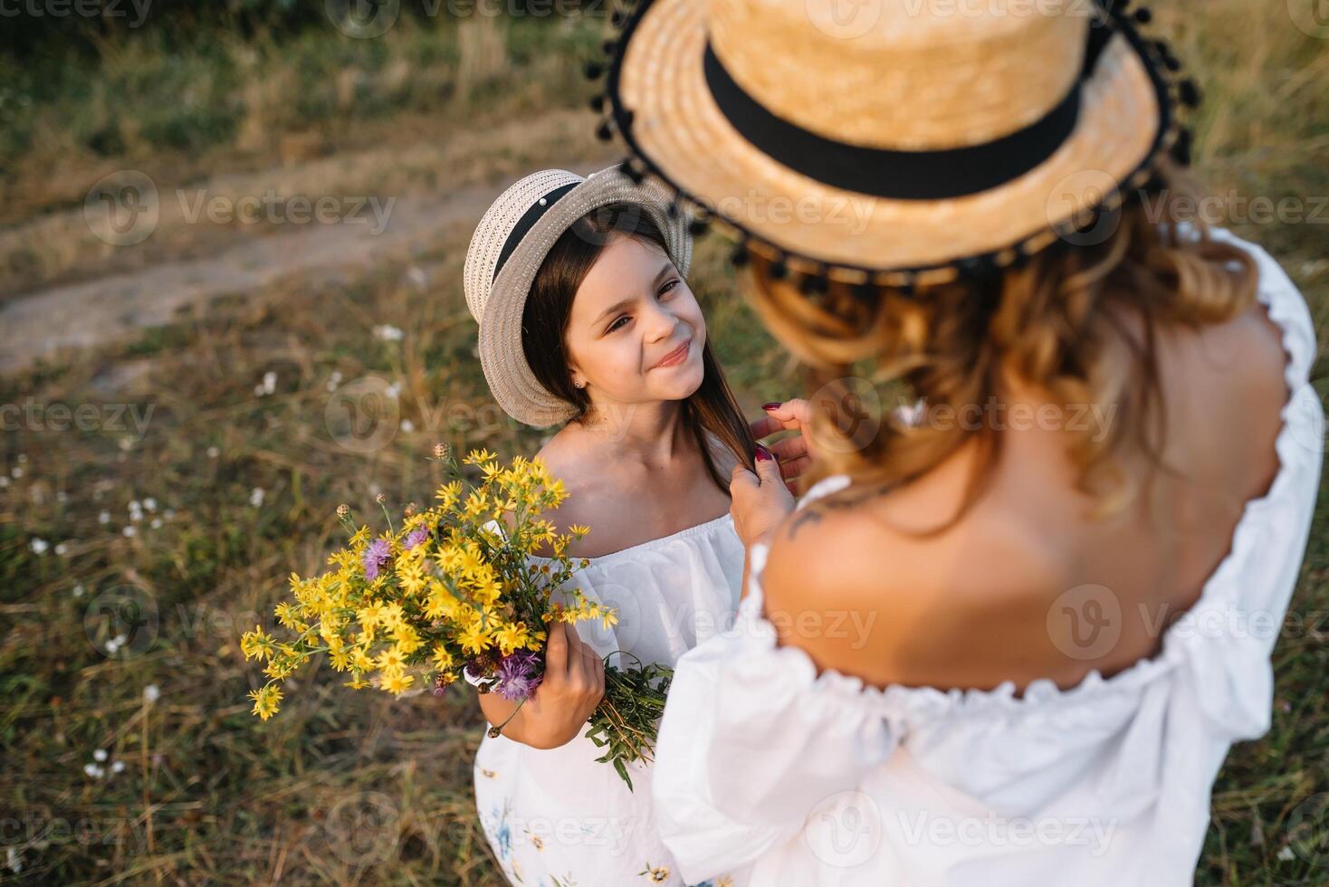 elegante madre y hermoso hija teniendo divertido en el naturaleza. contento familia concepto. belleza naturaleza escena con familia al aire libre estilo de vida. familia descansando juntos. felicidad en familia vida. madres día. foto