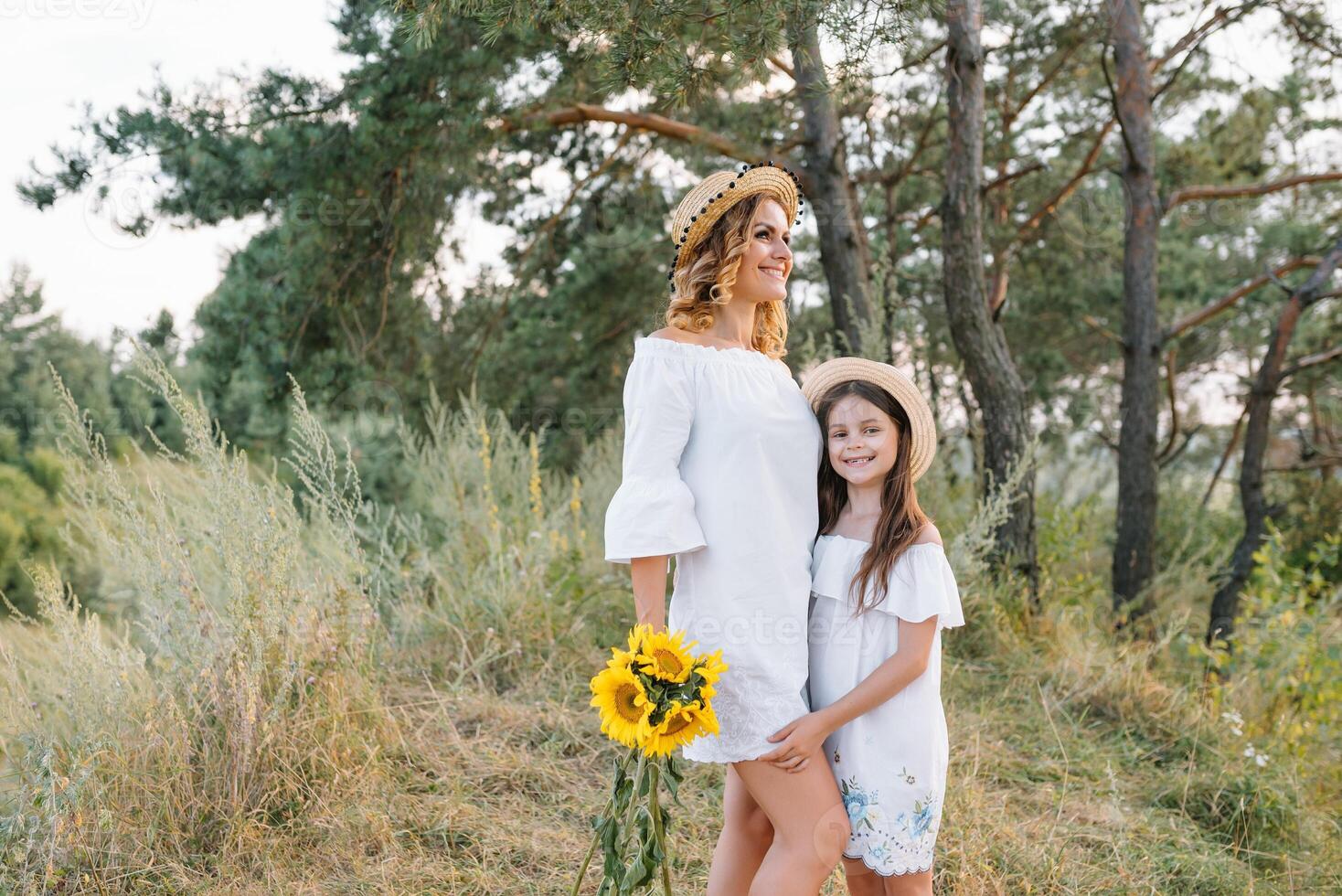 elegante madre y hermoso hija teniendo divertido en el naturaleza. contento familia concepto. belleza naturaleza escena con familia al aire libre estilo de vida. familia descansando juntos. felicidad en familia vida. madres día. foto