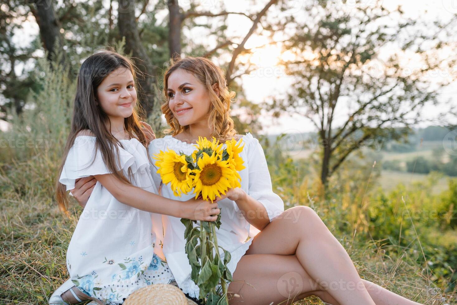 alegre madre y su pequeño hija teniendo divertido juntos en el verano antecedentes. contento familia en el naturaleza antecedentes. linda muchachas con vistoso flores foto