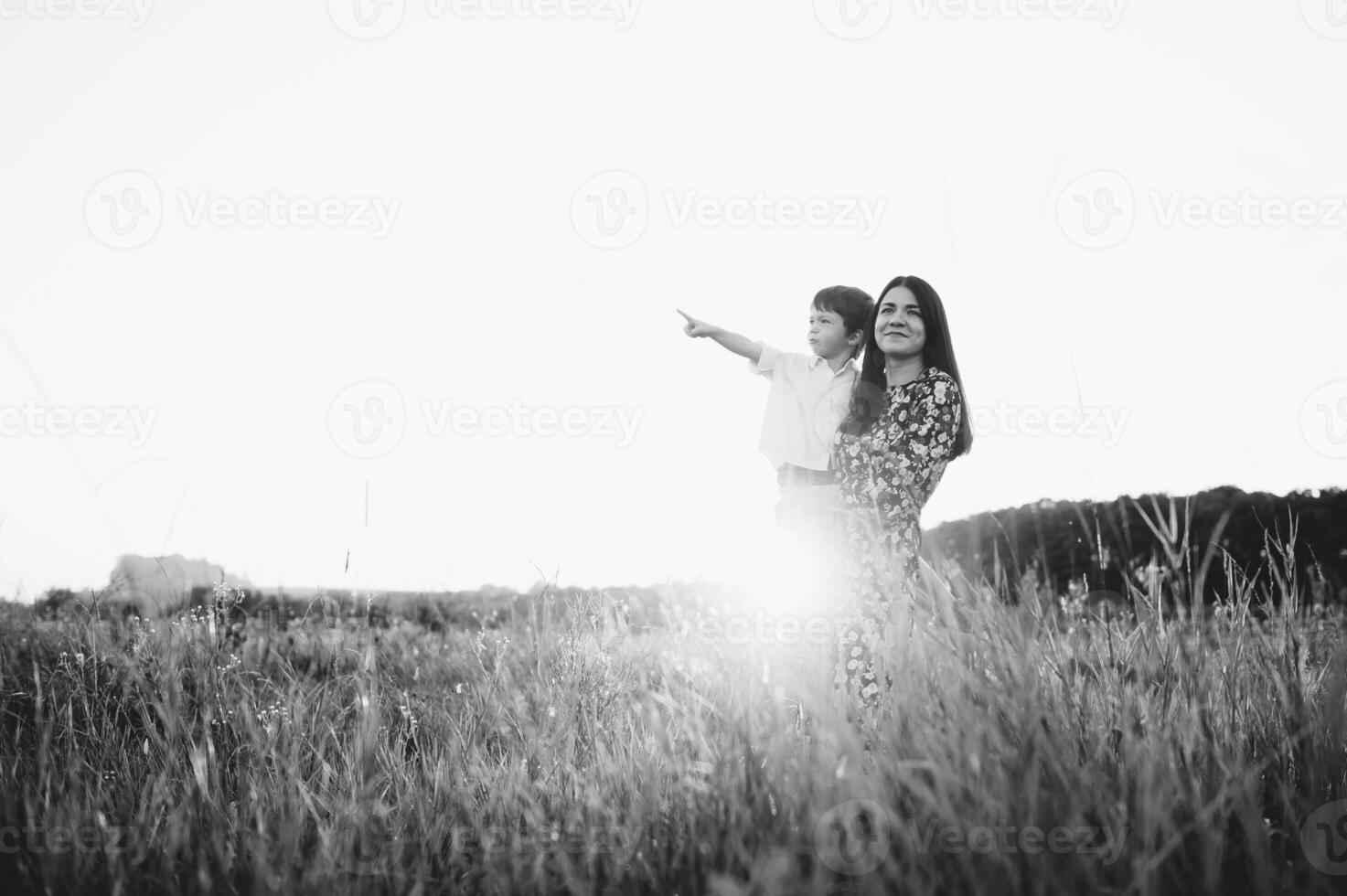 elegante madre y hermoso hijo teniendo divertido en el naturaleza. contento familia concepto. belleza naturaleza escena con familia al aire libre estilo de vida. contento familia descansando juntos. felicidad en familia vida. madres día foto