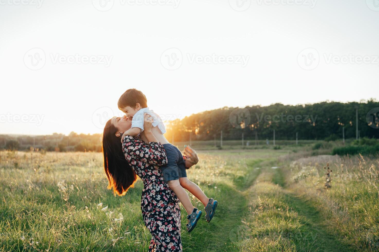 elegante madre y hermoso hijo teniendo divertido en el naturaleza. contento familia concepto. belleza naturaleza escena con familia al aire libre estilo de vida. contento familia descansando juntos. felicidad en familia vida. madres día foto