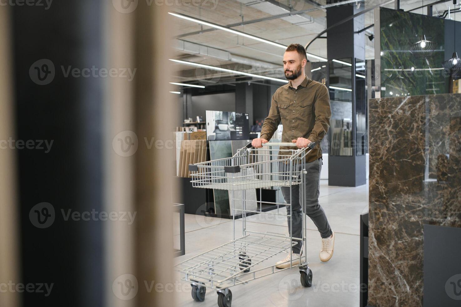 hombre elegir loseta entre diferente muestras en Tienda foto