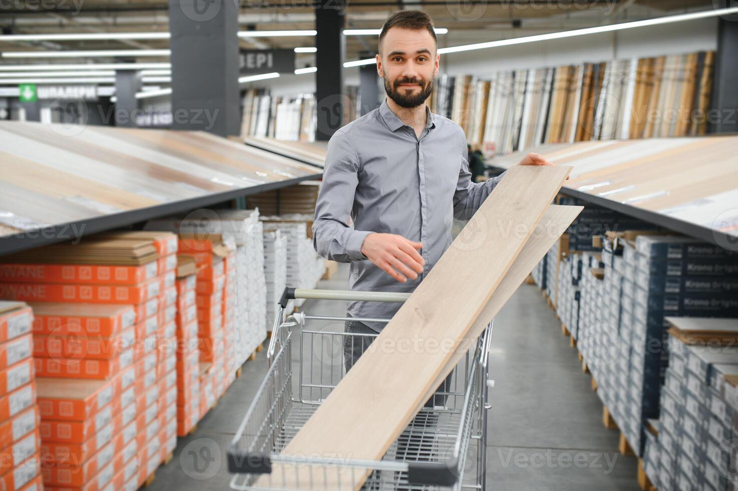 hombre elegir laminado muestras en hardware Tienda foto