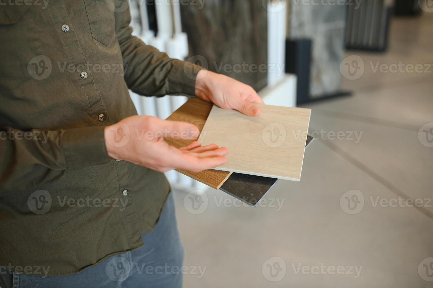 confidente masculino cliente cosecha fuera pared loseta materiales para baño en hardware Tienda foto