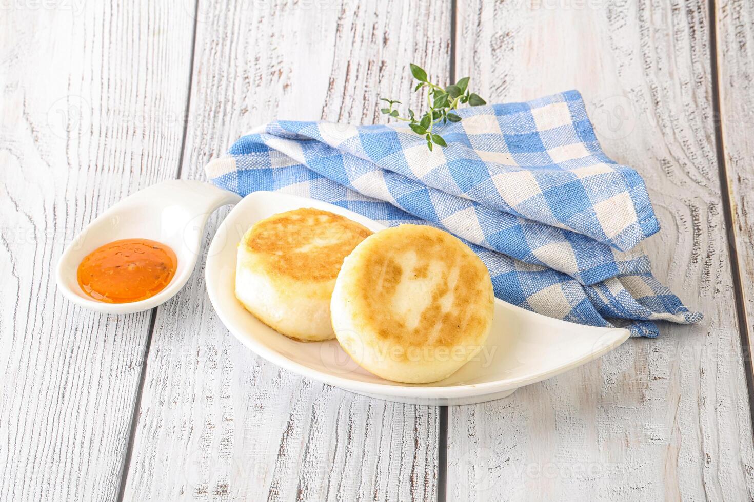 Baked cheesecakes with fruit jam photo