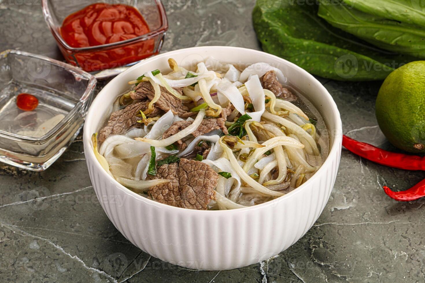 vietnamita sopa pho bo con carne de vaca foto