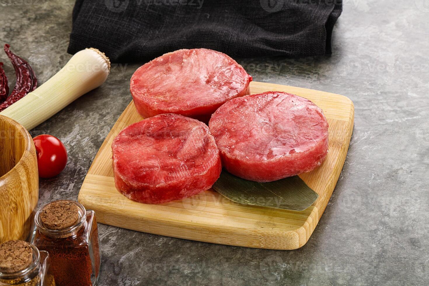 delicioso crudo atún medallón para Cocinando foto