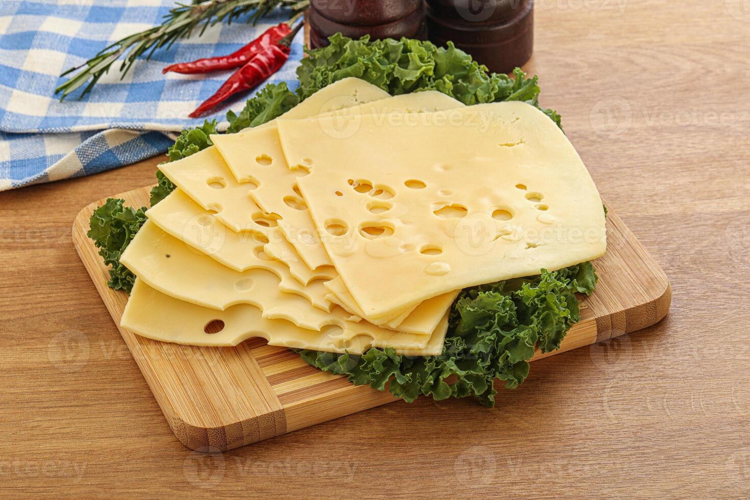 queso maasdam en rodajas para el desayuno foto