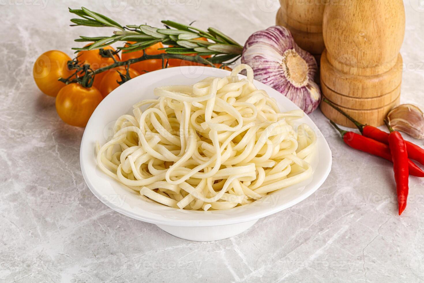 tradiciona asiático cocina - udon fideos foto