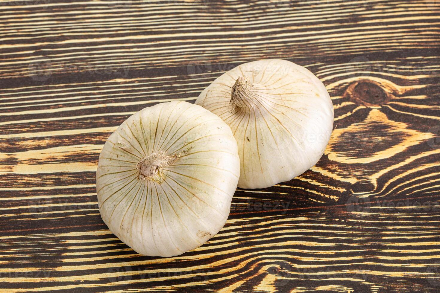 crudo blanco cebolla montón aislado foto