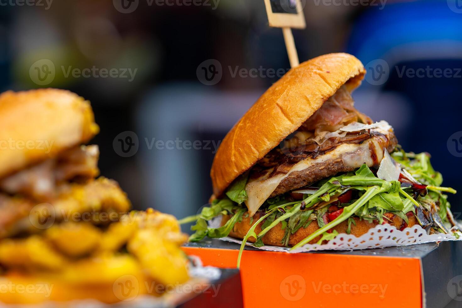 grande delicioso hamburguesa en rebaja en el calle foto