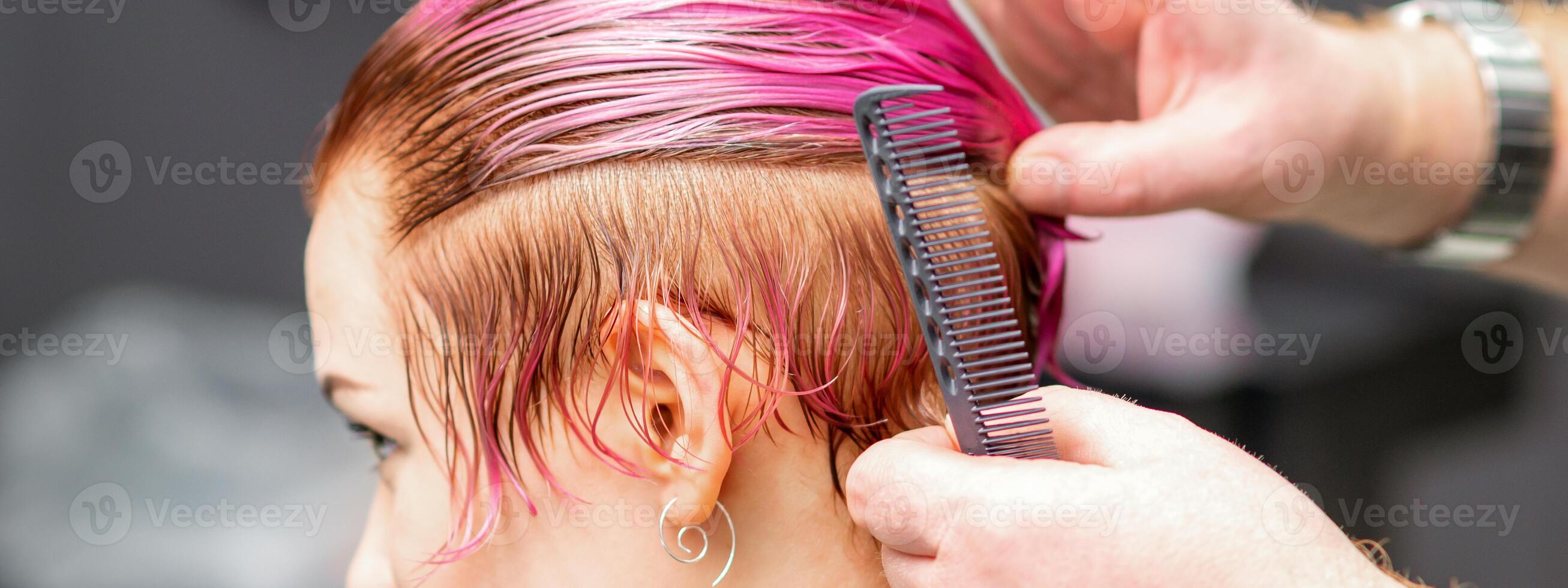 peinado hembra cabello. masculino peluquero hace peinado para un joven mujer en un belleza salón. foto