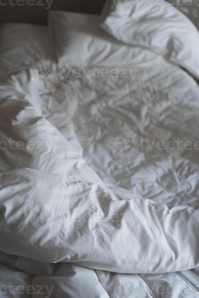 estropeado frazada, arrugado cama sábana en cama. foto